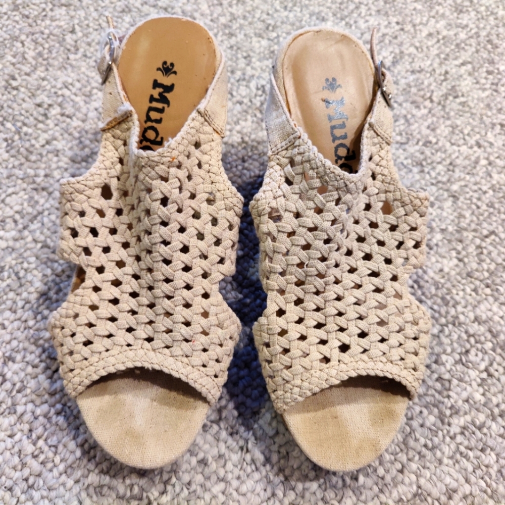 Adorable Mudd sandals. Adjustable strap Light beige in color. Size 8